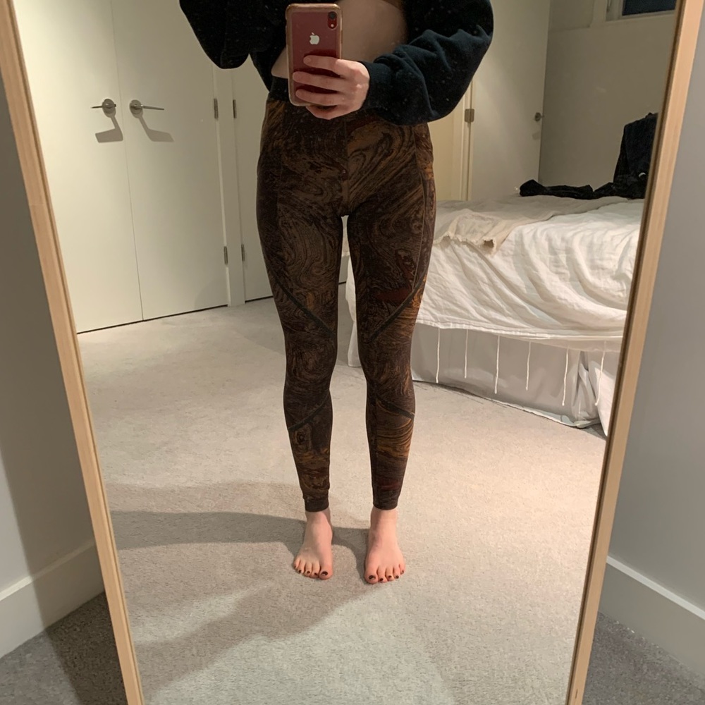 lululemon lab marbled leggings, size 4, keyhole detail in back and reflective